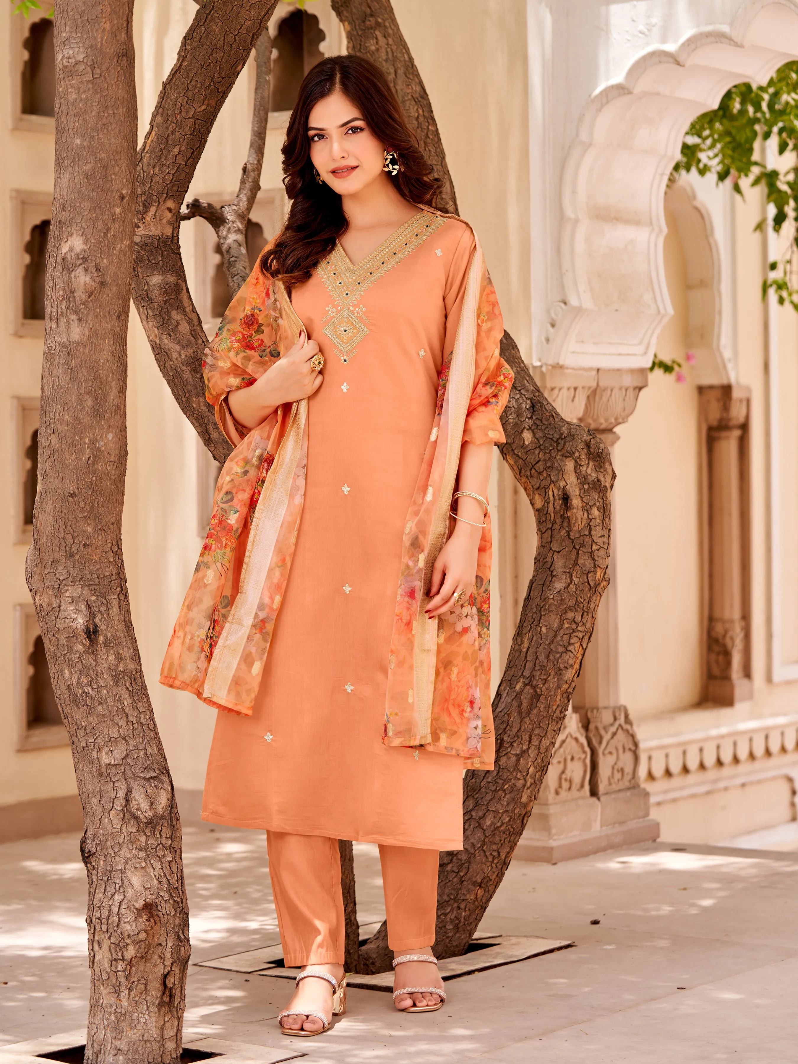 FRILLFIT Women Embroidered Straight Kurta Suit Set