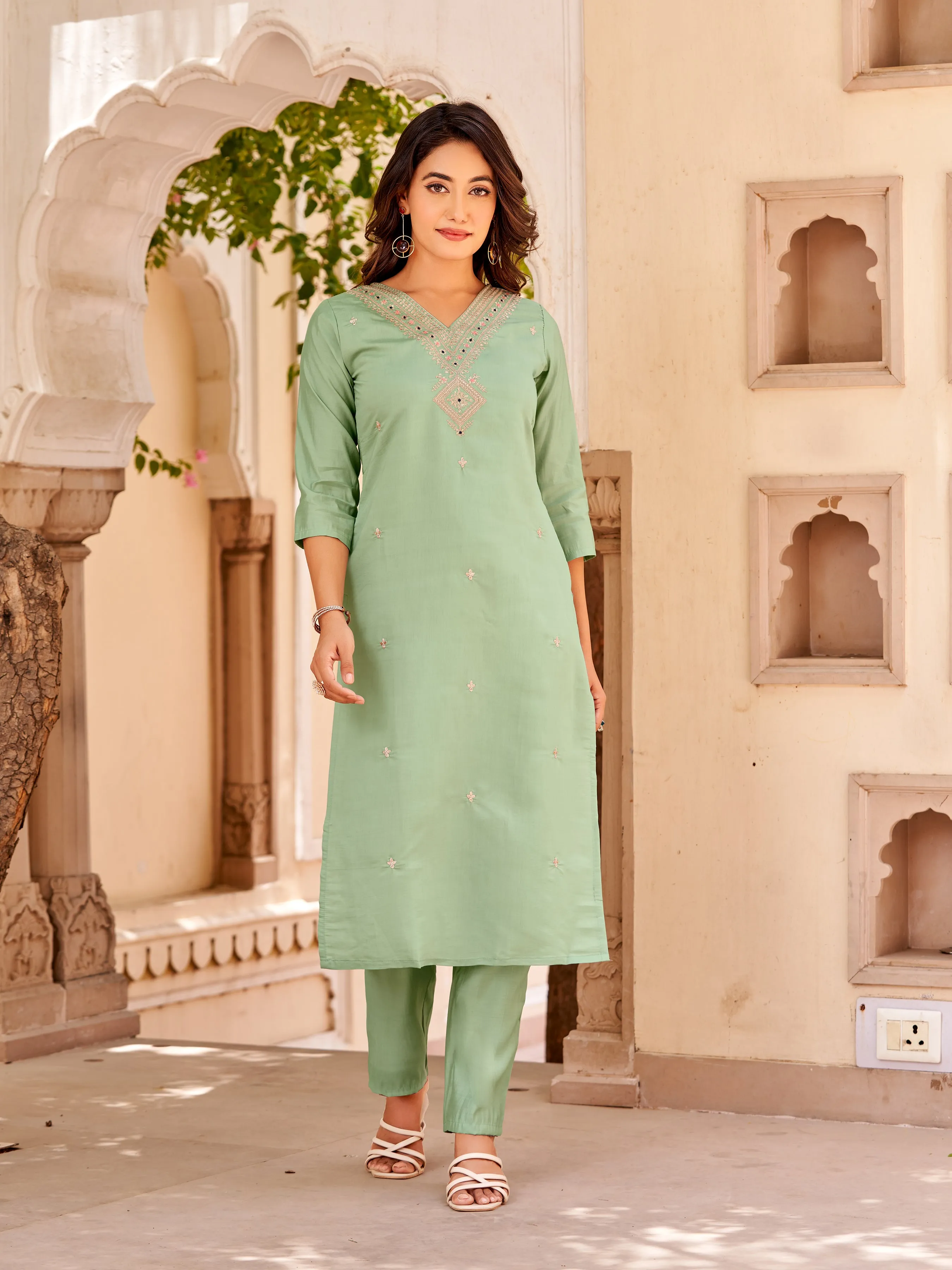 FRILLFIT Women Embroidered Straight Kurta Suit Set