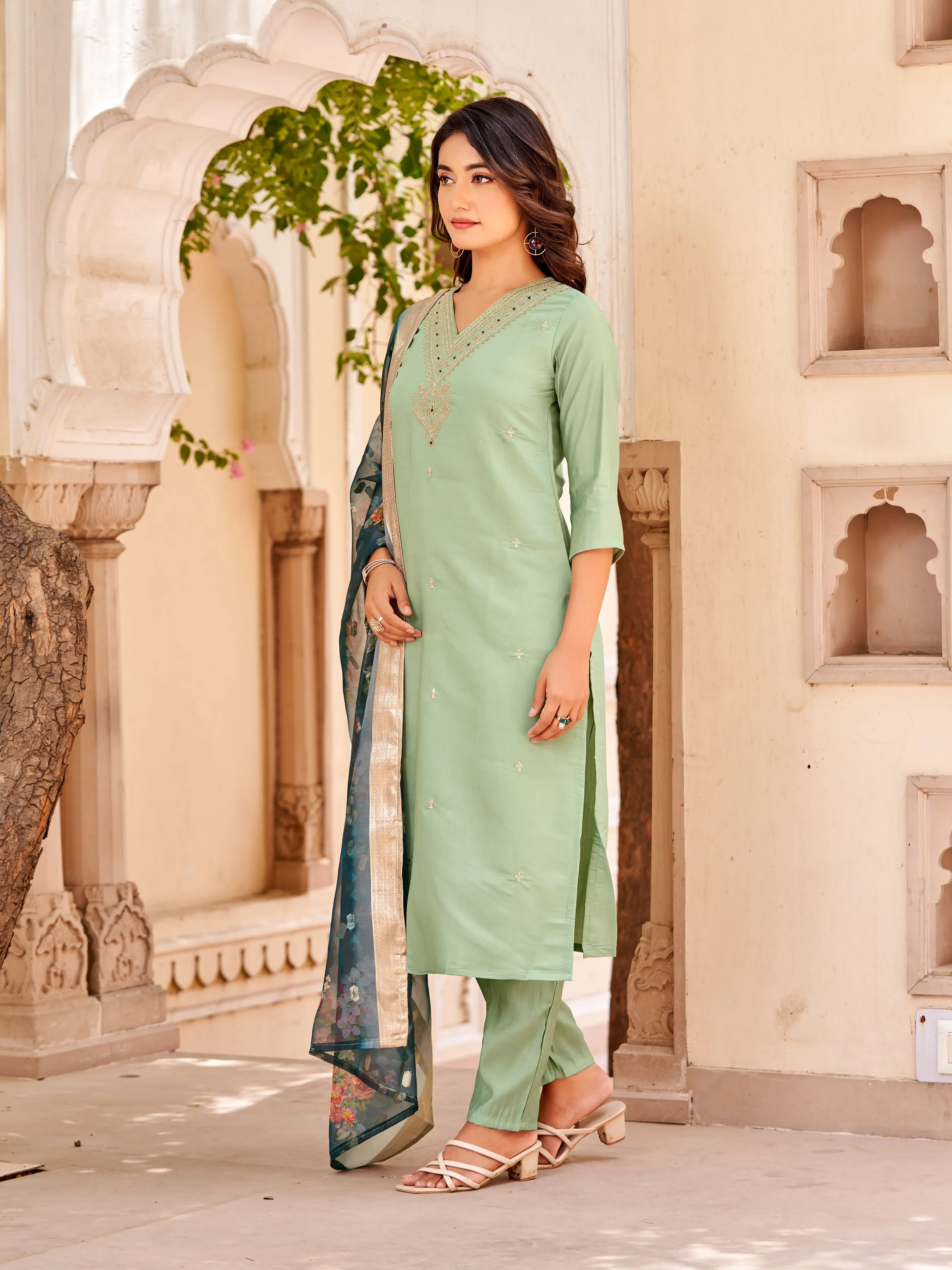 FRILLFIT Women Embroidered Straight Kurta Suit Set